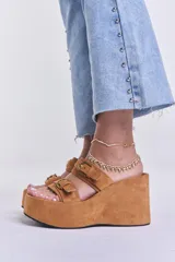 Sandalias color camel con plataforma tipo flatform y dos tiras anchas con hebillas doradas.