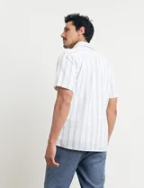 Camisa de manga corta a rayas verticales celestes y blancas, con cuello clásico y botones marrones.