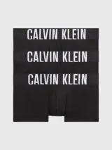 Pack de tres bóxers Calvin Klein de microfibra negra, corte trunk, con cintura elástica con el logo de la marca en blanco.