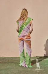 Remera de textura calada con escote en V y diseño degradado en tonos rosa y gris.