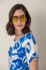 Blusa italiana de calce holgado, talle único, con cuello redondo y mangas cortas. Estampado de flores sobre fondo natural.