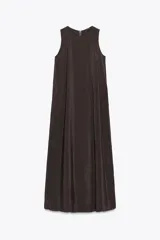 Vestido midi marrón oscuro confeccionado en tejido fluido, de corte recto y sin mangas. Presenta cuello redondo y cierre trasero con cremallera oculta.