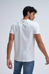 Remera blanca de algodón con cuello redondo y mangas cortas.