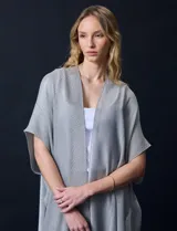 Kimono negro de gasa plisada con detalles de lurex y terminación desflecada.