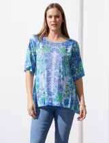 Blusa de modal estampado marca Ruby Rd, con mangas cortas con abertura y apliques de brillos en el frente.