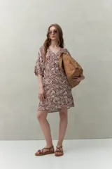 Vestido corto color marrón con estampado de hojas blancas, escote en V, mangas cortas y cintura marcada.