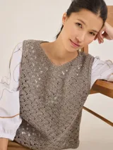 Chaleco de tejido calado color verde oliva, sin mangas y con cuello redondo.