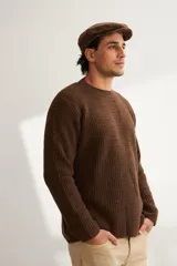 Sweater marrón de punto fantasía, de lana fina sin teñir, con terminaciones elásticas en puños y ruedo.