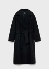Abrigo midi negro con cuello de solapa, cierre frontal con botón y cinturón desmontable.