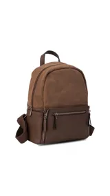 Mochila color tostado combinada con nobuck, bolsillo amplio adelante con broche y cierre, bolsillos en los costados, asas regulables y bolsillos internos cómodos.