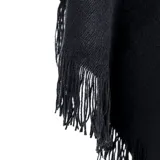 Poncho negro con flecos en el ruedo.
