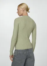 Jersey de punto fino negro, con cuello perkins, diseño entallado y manga larga.