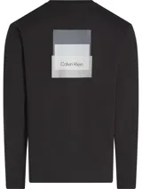 Remera de manga larga negra de algodón regenerado, con cuello redondo y logo de Calvin Klein estampado en el pecho.