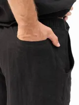 Shorts de lino negro para hombre, con cintura elástica y bolsillos laterales y trasero.