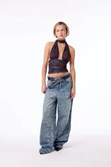 Pantalón de jean oversized de tiro bajo, color azul lavado, con estampado de tigresa grabado con láser.