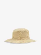 Sombrero de rafia color beige con ala ancha.
