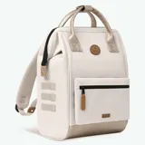 Mochila impermeable color beige con detalles en marrón.