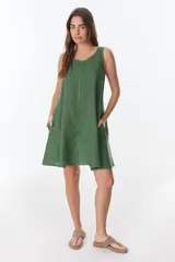 Vestido verde oliva de lino, corte recto, sin mangas y con bolsillos laterales.