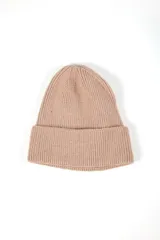 Gorro de lana color beige con diseño de punto acanalado.