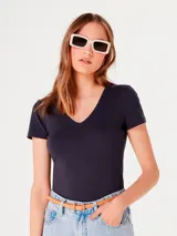 Camiseta rosa de manga corta con cuello en V y corte entallado.
