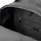 Mochila negra de poliéster con doble cierre superior y bolsillo frontal con cierre. Tiene dos bolsillos laterales abiertos, un bolsillo interno con cierre y dos abiertos. Las correas son regulables y los herrajes plateados.