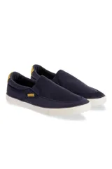 Championes de tela azul marino sin cordones, con suela blanca y detalle amarillo en el talón.