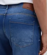 Pantalón de jean de corte recto color azul.