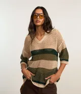 Remera de punto calado color beige con rayas horizontales verdes, cuello en V y mangas 3/4.
