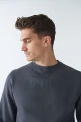 Buzo de felpa gris oscuro con logo estampado en el frente, cuello redondo, mangas largas y puños.