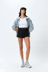 Short pollera de denim blanco con falso cruce delantero y calce cómodo.