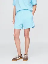 Short deportivo color crema, con cintura elástica ajustable con cordón y logo bordado en la pierna izquierda.