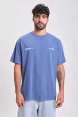 Remera de manga corta azul con corte oversize y estampa con la inscripción "Athletic Dept. NY, USA".