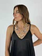 Collar de tres hilos con cuentas facetadas plateadas.