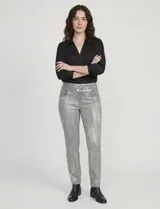Jegging de corte slim, color gris metalizado, con pretina ancha elastizada y bolsillos delanteros y traseros.