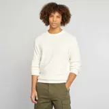 Sweater de punto blanco con cuello redondo y mangas largas.