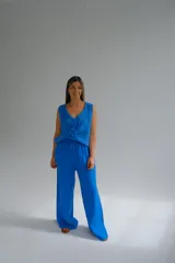 Pantalón palazo azul francia de lino italiano, con cintura elastizada.