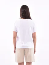 Remera lila con estampado frontal con la frase "Gracias por nada".