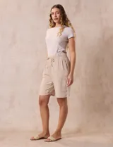 Bermuda de algodón color beige, marca Robert Louis, con pretina ancha elastizada con lazo de ajuste simulado, bolsillos verticales delanteros y bolsillos laterales con botón.