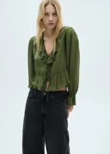 Blusa verde oliva de gasa con cuello de pico, volantes y mangas largas abullonadas.