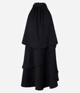 Vestido corto negro con escote halter y volados superpuestos en la falda.
