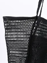 Bolso tipo tote de red color negro, con asas de hombro y bolsillo interno.