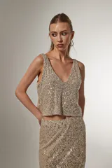 Blusa gris con lentejuelas, de poliéster, corte holgado y escote en V.