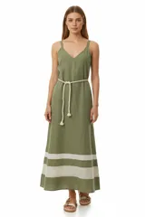 Vestido largo color verde oliva, con breteles finos y escote en V. Presenta dos franjas horizontales color crema en el ruedo y un cinturón de soga crudo.