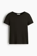 Remera negra de punto acanalado de algodón, corte entallado, con cuello redondo ribeteado y bajo recto.