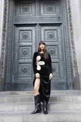 Vestido largo de terciopelo negro con paneles laterales en color crema y abertura en la espalda.