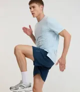 Bermuda deportiva para hombre marca Get Over, confeccionada en microfibra de poliéster. Presenta cintura elástica con cordón ajustable, bolsillos laterales y un diseño texturizado con estampa localizada.