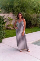 Vestido largo rojo, sin mangas, con escote en V pronunciado y corte amplio.