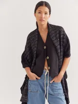Chal tejido elegante en negro, de algodón con detalles en lurex que ofrece suavidad y calidez.