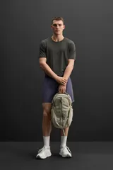 Camiseta deportiva marrón de tejido técnico ligero y elástico con estructura. Cuello redondo, manga corta, costuras planas y logo estampado.