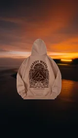 Buzo hoodie color beige con estampado en la espalda con el texto "Classy Waves" y un diseño de montañas, palmeras y sol.